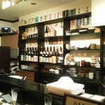 酔い心地　真っ先 - 店内に並ぶ日本酒の数々