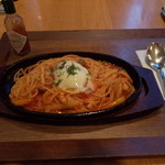 鈴懸 本店 - ナポリタン。半熟卵のせ、鉄板が熱々で焼けます。