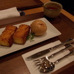 鈴懸 本店 - カステラのバター焼き。メニューの写真以上に大きい切り身でした。