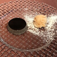 クッチーナ クラモチ - デザートは黒胡麻のムースとリンゴのシャーベット
