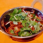 Spice&Dining KALA - オプションをアテに頂きました♪
      シナモン薫るチキンレバーだったっけな？
      突き抜けた辛さとレバーのﾚﾊﾞﾚﾊﾞ感に これまたお酒が進むわよ(*･ω･)
      途中、ガリってシナモン噛んだら すこし焦ったわw