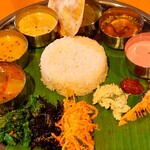 Spice&Dining KALA - 本日のミールス様♪どうですか？不馴れな人には分からない、慣れてる人はこの写真見るだけでたべたくなるでしょ～う(*^^*)
      右下の筍が季節のベジ感あってイケてる♪