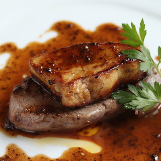 真空加熱調理で旨み引き出す肉料理や完全自家製のおつまみを満喫