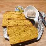 イルバンコ - 鶏レバーのパテ　500円
      自家製フォカッチャ