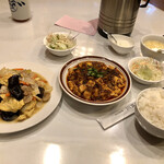 川菜館 - 左のお皿は日替わり定食
