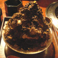 よろにく - ほうじ茶の氷。見た目インパクトながら優しい味。