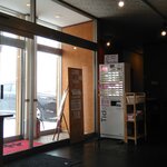 竹本商店 煮干センター アジト - 入り口付近が広い