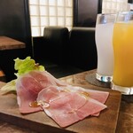 新宿 個室 肉&チーズ Meat&Cheese Ark - お通しの生ハムとドリンク