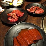 焼肉 宝島  - 牛レバー二人前  その後ろは旦那発注品ハラミやらタンやら