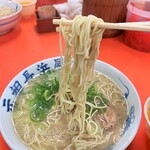 元祖長浜屋 - ラーメン。ちょっと麺が暴れてるかな？