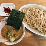 らーめん マル汁屋 - ●つけ麺　850円
チャーシュー、ネギ、メンマ、海苔1枚
            ●あつ盛　50円
            ●デスラー（辛味〕50円