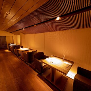 【渋谷道玄坂の割烹料理店】ご友人との食事におすすめ。ゆとりのあるテーブル席。
