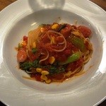 12531402 - ソーセージ、コーン、チンゲン菜のトマトソース