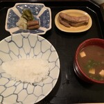 はた田 - ご飯、きのこの赤出汁、いわしの土佐煮、香のもの