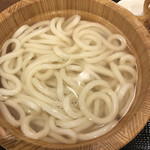 丸亀製麺 - 丸亀製麺都城店さん 釜揚げうどん(★‿★)
このコシ！うどんが切れないので長いうどんを必死につゆに投入しました〜(о´∀`о)