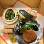 Akasaka Kikunoi - 昼懐石１００００円。八寸：手綱寿司、菜種辛子和え、蕗のとう味噌漬け、のし梅、梅豆腐、花山葵、貝柱唐墨粉焼き、助子落雁、黒豆。季節感たっぷりで、とても美味しくいただきました（╹◡╹）