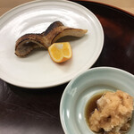 赤坂 菊乃井 - 昼懐石１００００円。焼物：塩鰤の酒焼き、橙、辛味大根。全体的に塩が行き渡った鰤は、程よく脂も残って、辛味大根とも相性良く、とても美味しかったです（╹◡╹）