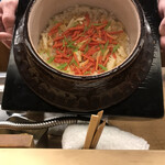 赤坂 菊乃井 - 昼懐石１００００円。初午御飯。お稲荷さんに使う具材を炊き込んだ御飯で、旨味を増すために貝柱を加えてあると説明されました。単純に見えますが、深い味わいです（╹◡╹）