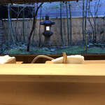 赤坂 菊乃井 - カウンター。特等席を案内していただきましたので、とても緊張しました(^_^;)。それでも、丁寧な、人当たりの良い接客で、居心地よく過ごせました（╹◡╹）