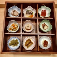 鮨 青海 青山店 - 酒肴9点盛り：さつま揚げ、なまこ酢、からしこんにゃく、ツブ貝大船煮、胡桃豆腐、蛸の柔らか煮、山くらげのきんぴら、新じゃがの煮っころがし、真鯛の酒盗