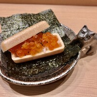 鮨 青海 青山店 - イクラと飛びっ子ととんぶりの最中 海苔で巻いて
