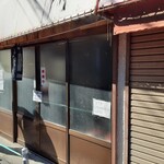 珍々亭 - 開店30位前の様子。さすがに二郎さんみたいにはなっていいか(^^;以前は写真に写る人から左へ、脇道に入るように列を作ったのですが、今は右側へ列を作るようになったそう。右隣の店が閉店したからかな。