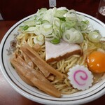 珍々亭 - 食べたのは油そば大(¥800)、トッピングは生玉子(¥50)、ネギ盛(¥100)。ネギ盛は別皿で出してもらえますが、麺に載せてもらいました。大だと麺は２玉分で、昔の「特大」の量にあたるんだそう。