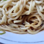 珍々亭 - とあるお店と比べるためにタレの量を見てみたら、２玉分の麺の割には意外に多めかな。とあるお店なら「マシ」コールしないと、混ぜ合わせている間に無くなってしまう。ちなみにタレは醤油ベースだが、醤油感強め。