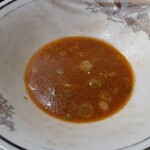 珍々亭 - 途中からラー油、酢をかけたが、それでもこれだけタレが残る。ご飯を頼んでぶちこむのもありかも。このあと完飲しました。油そばは、どこへ行ってもタレまでいただきます。自分の味付け具合かわかるので(^^;