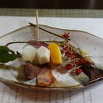 左手奥から鴨燻製、熊の出汁で炊いた大根、里芋、南瓜、アジメドジョウ、鴨のレバー、猿