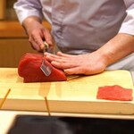 日本橋蛎殻町 すぎた - 鮪を切ってます