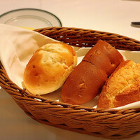 ウルフギャング・ステーキハウス 丸の内店 - サービスのパン
                    （オニオン、くるみ、フランスパン）