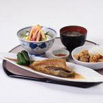 Appare Sushi - 本日の煮魚とご馳走海鮮丼定食（ランチのみ）