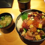 鮮魚・お食事処 山正 本店 - ｢ランチ 山正丼＋味噌汁 970円｣ (税込み 1067円)