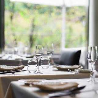 パーティなどの貸切り利用は20名様~40名様程、着席で対応しております。