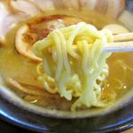 ら～めん たつみ - 中太縮れ麺