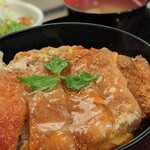 炸鸡排盖饭沙拉、小菜、味增汤、酱菜