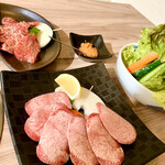 焼肉レストラン松姫 - 右にあるのがサンチュ