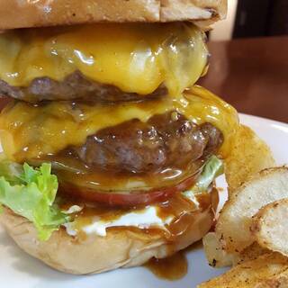 こだわりのオーナーシェフが手掛けるビストロバーガー