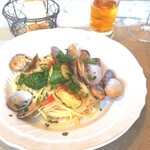 La Brianza - ボンゴレビアンコにズッキーニトッピング。素揚げされたズッキーニがほくほくトロリとろける、ボンゴレビアンコの素敵なアクセントになりますね。でもまずパスタのお味付けがおいしいんだな～