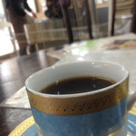 Kakamigahara - 焙煎する横のテーブルで、コーヒーをいただけます。