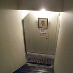 マンダラ - 地下の入口への階段