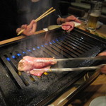 YAKINIKU MARUUSHI - 霜降りプレミアムロースは、お店のスタッフさんが焼いてくれます。　