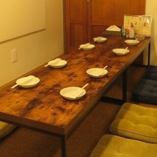 Relax in the spacious and bright interior and private tatami room♪