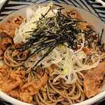 Oraga Soba - おらが蕎麦 町屋サンポップ店 旨辛牛肉そば 甘辛薄切り牛肉・白髪ネギ・刻み海苔・白胡麻がトッピングされます