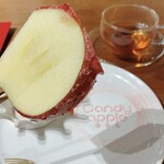 キャンディー アップル - 最後に林檎の中心部分を食べます