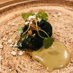 山地陽介 - 北海道仙鳳趾産牡蠣　牡蠣のソース　胡麻油のパウダー　京野菜のホウレン草