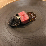 山地陽介 - 島根牛A5等級クルミ　マデラソース　ベネズエラ産粒マスタード　黒トリュフ　安納芋の3時間ロースト　ブルーチーズ　蜂蜜