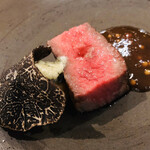 山地陽介 - 島根牛A5等級クルミ　マデラソース　ベネズエラ産粒マスタード　黒トリュフ　安納芋の3時間ロースト　ブルーチーズ　蜂蜜