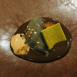 山地陽介 - 黒胡麻のアイスクリーム　カカオ64％チョコレートのソース　マスカルポーネチーズ　